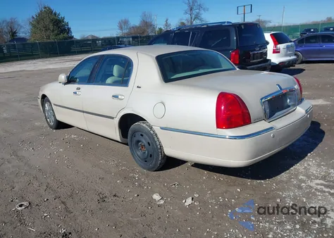 2003 Lincoln Town Car Cartier z USA, uszkodzony, nr VIN 1LNHM83W83Y689342